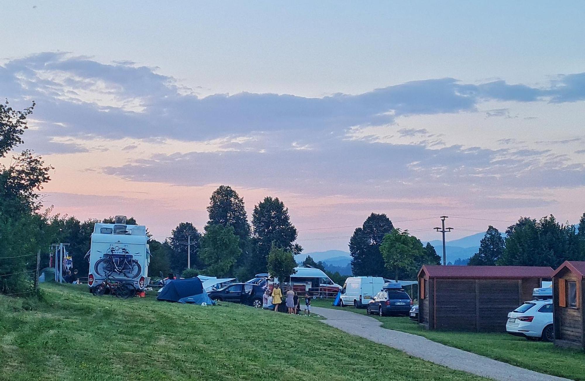 Camp The Sunrise Hill Campingplatz Pivka