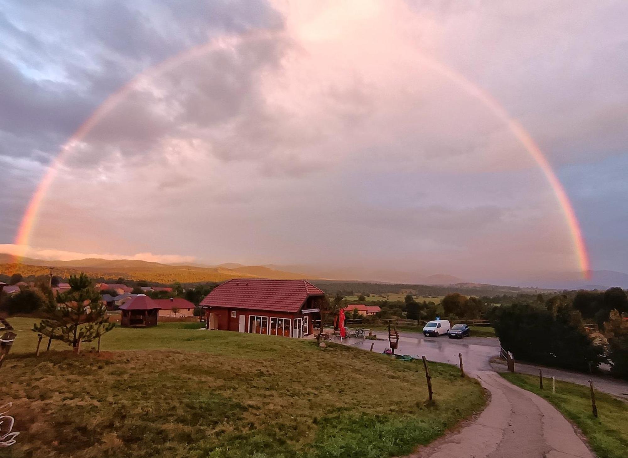 Camp The Sunrise Hill Campingplatz Pivka